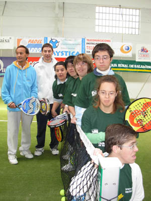 Jóvenes de la escuela de padel con sus profesores